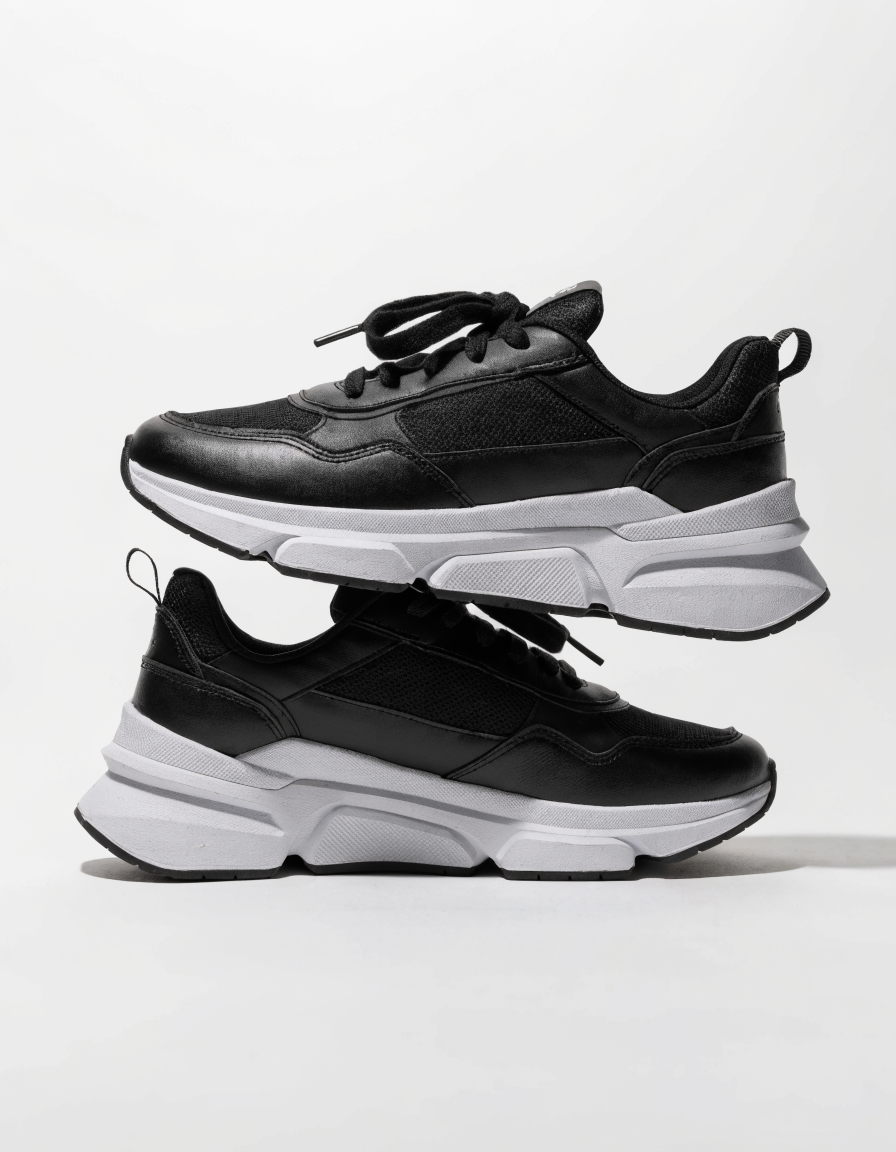 Sneakers XTI homme noires design épuré avec semelle blanche contrastée