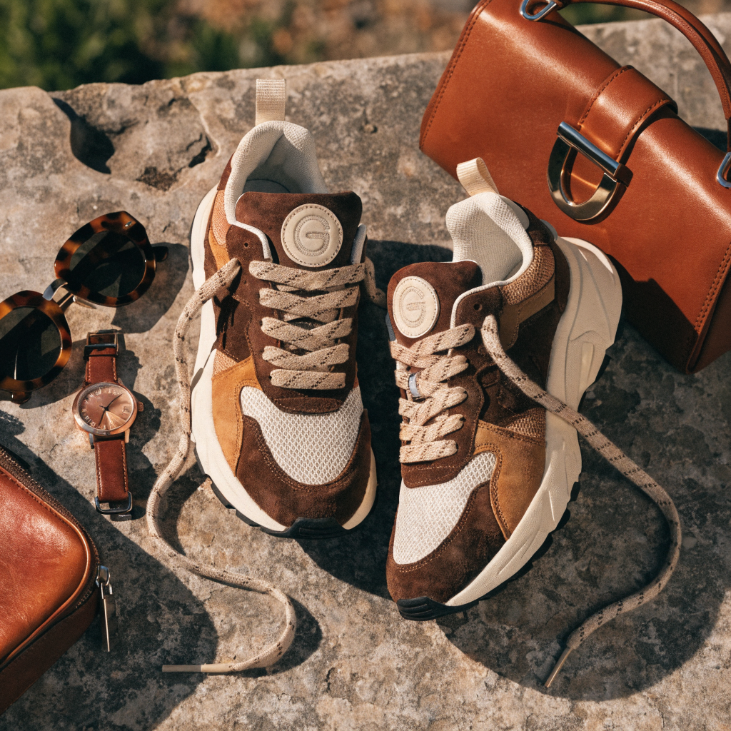 Flat lay de chaussures XTI avec accessoires de mode assortis