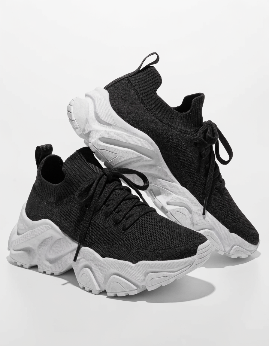 Sneakers XTI homme noires avec semelle blanche et design sportif moderne