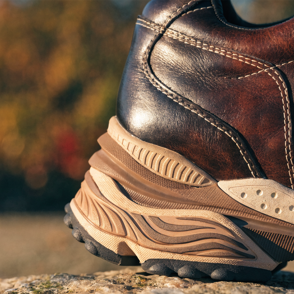 Détail du travail artisanal sur une chaussure XTI, couture et finitions à la main