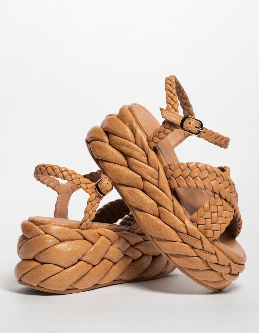 Sandales XTI femme à plateforme dorées avec brides croisées élégantes